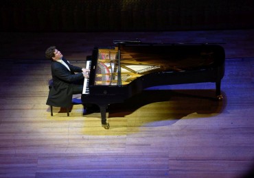 Mariinsky Orchestra tackles manic piano concerto